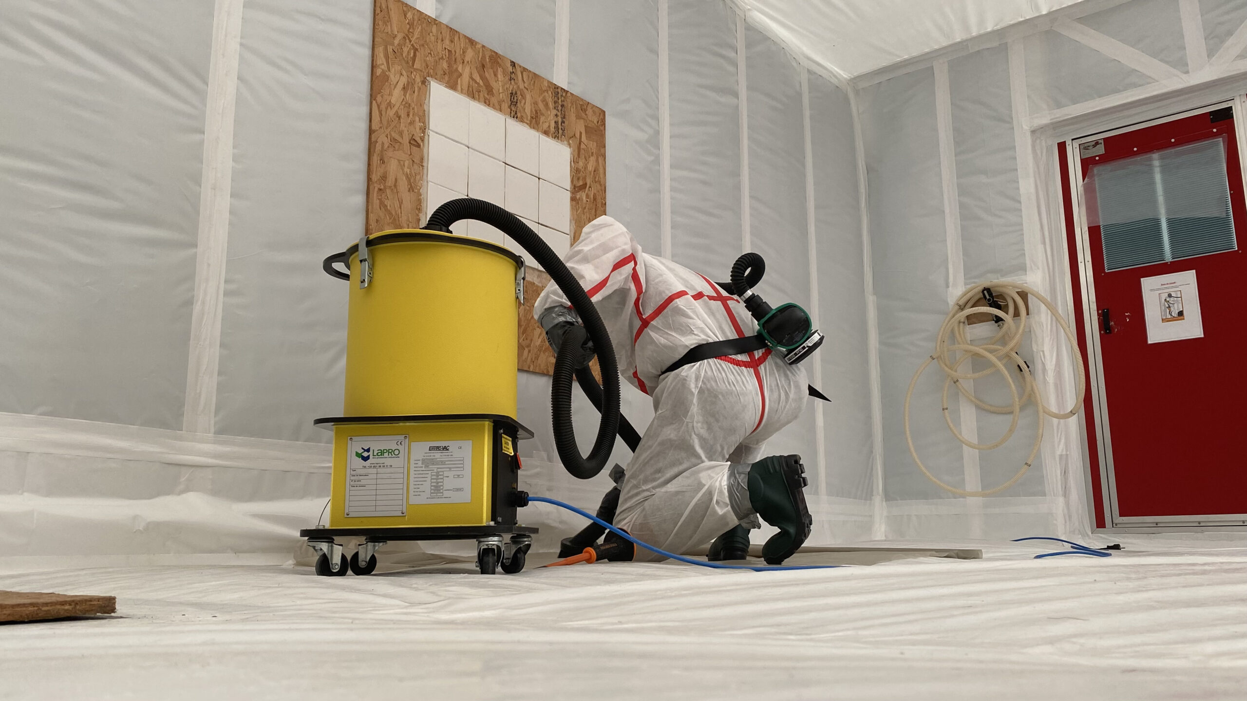 Encadrant amiante SS4 formant une équipe à la prévention du risque amiante