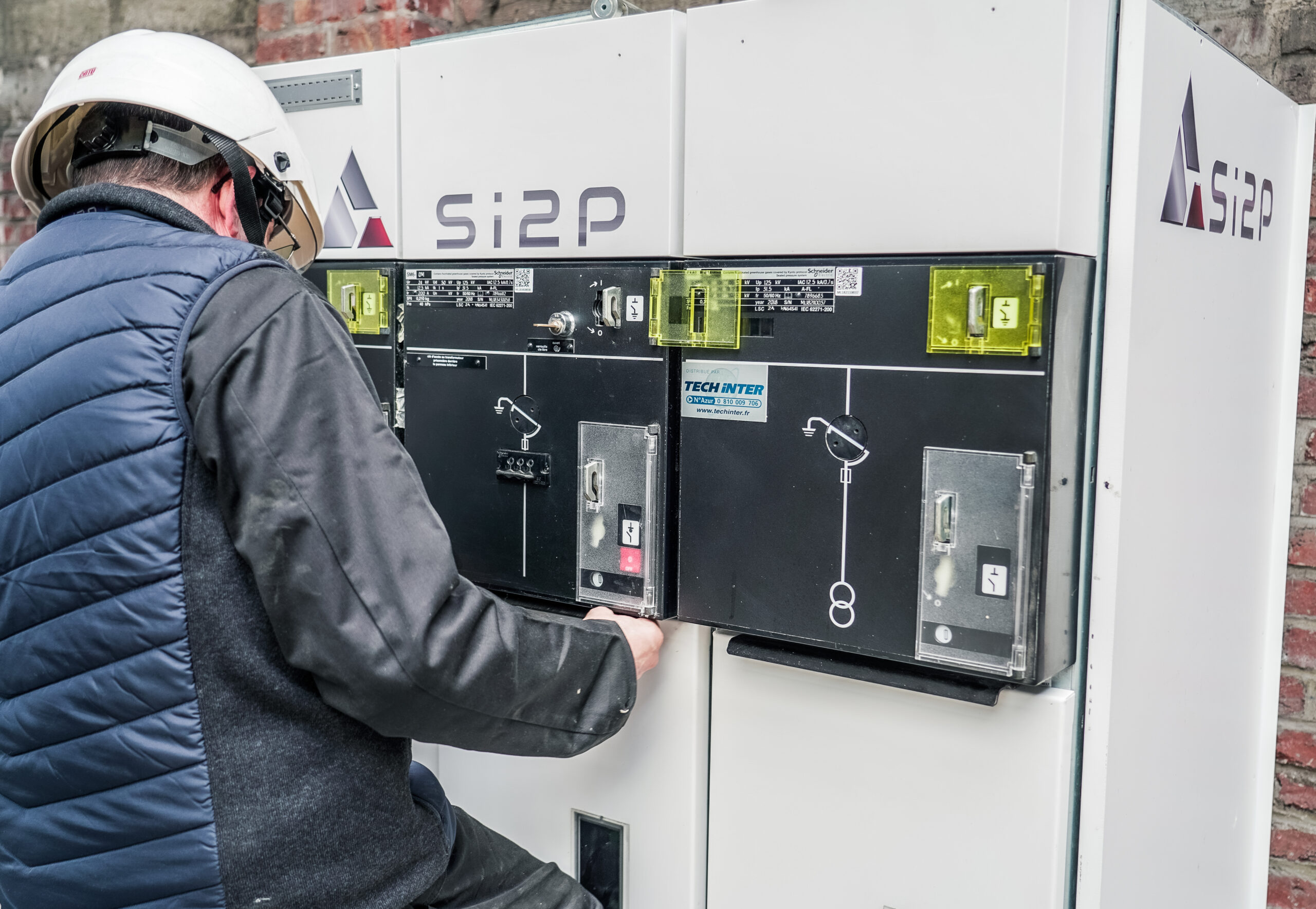 Stagiaires en formation H0B0 effectuant un exercice de consignation et de mise hors tension sur une installation basse tension.
